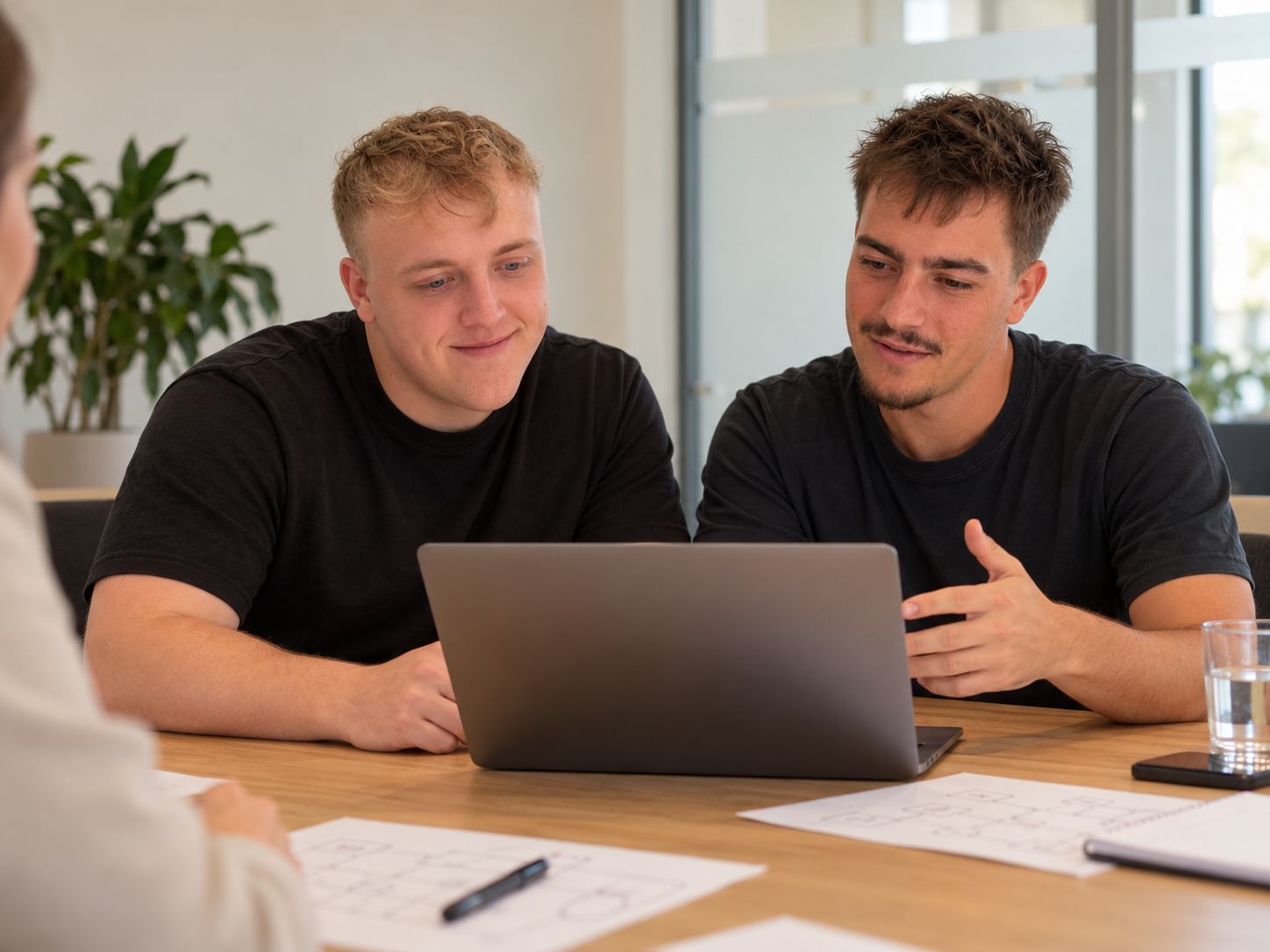 Jonas und Michael im Gespräch über eine Softwarelösung: generiertes Teammotiv